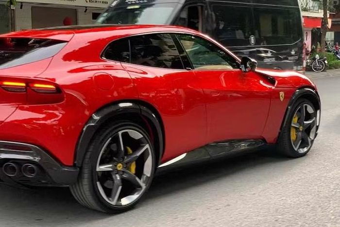 Các nhà thiết kế của Ferrari cho biết họ muốn có sự tách biệt rõ ràng giữa phần thân trên và dưới. Phần mui xe mượt mà và thanh lịch, còn phần dưới — bao gồm cánh khuếch tán sau dữ dằn và tấm ốp bánh xe có thể được hoàn thiện bằng sợi carbon hoặc màu đen mờ — nhằm truyền đạt sức mạnh và hiệu năng của Purosangue.