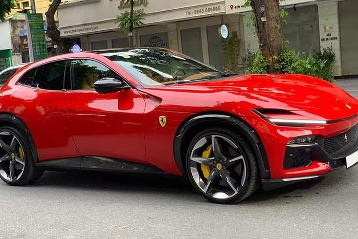 Giống Ferrari FF hay GTC4Lusso, Purosangue sở hữu nắp ca-pô dài và thấp, khiến phần thân khi nhìn từ hai bên giống một chiếc giày. Phong cách SUV được thể hiện rõ qua các viền đen ốp xung quanh các hốc bánh xe. Ferrari sử dụng bộ mâm ngoại cỡ đường kính 22 inch trước và 23 inch phía sau.