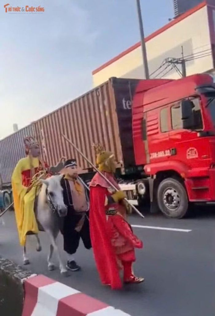 Người đóng vai Đường Tăng cưỡi ngựa trắng, 3 người còn lại đi bộ trên làn đường dành cho xe ô tô theo hướng từ Tây Ninh đi TP HCM.