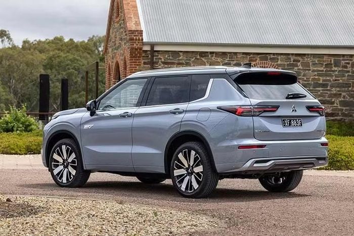 Tại Nhật Bản, mẫu SUV này chỉ được bán với hệ truyền động plug-in hybrid (PHEV). Cấu hình này gồm động cơ xăng 2.4L cho công suất 131 mã lực và mô-men xoắn 195 Nm, kết hợp hai mô-tơ điện đặt trên hai cầu. Hai mô-tơ này cho thông số lần lượt là 114 mã lực/255 Nm và 134 mã lực/195 Nm. Pin 22,7 kWh cho phép xe chạy thuần điện khoảng 102 - 106 km theo chuẩn WLTC.