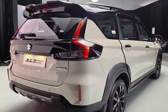 Dù hãng và các đại lý chưa hé lộ kế hoạch cụ thể, nhưng trước đó một chiếc XL7 Hybrid mới từng xuất hiện tại trung tâm kiểm định khí thải ở Hà Nội. Khả năng xe sớm về Việt Nam càng được củng cố khi Suzuki XL7 2026 đã ra mắt Indonesia từ cuối tháng 7. Đây cũng là nơi cung cấp XL7 cho thị trường Việt Nam.