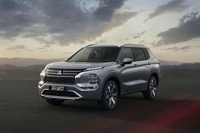 Mitsubishi Outlander thế hệ mới ﻿Sau khi dừng bán Outlander tại Việt Nam từ cuối năm 2025 và bổ sung Destinator vào danh mục sản phẩm, Mitsubishi lên kế hoạch đưa mẫu C-SUV quen thuộc trở lại thị trường trong năm nay. Phiên bản mới sẽ được nhập khẩu trực tiếp từ Nhật Bản và thuộc thế hệ thứ tư. Tuy vậy, Mitsubishi chưa công bố cấu hình động cơ cũng như danh sách trang bị cho mẫu xe này.