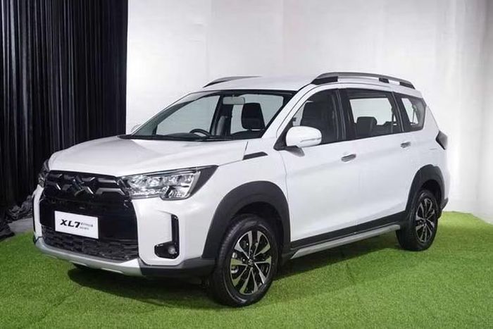 Suzuki XL7 Hybrid 2026 ﻿Thông tin dán nhãn năng lượng phương tiện mới nhất từ Cục Đăng kiểm Việt Nam cho thấy Suzuki XL7 xuất hiện với hai cấu hình GL và GLX. Hiện tại, mẫu MPV này chỉ có một phiên bản được bán chính hãng, giá 599,9 triệu đồng. Thông tin trên cho thấy XL7 Hybrid có thể sắp được nâng cấp và bổ sung thêm phiên bản tại Việt Nam.