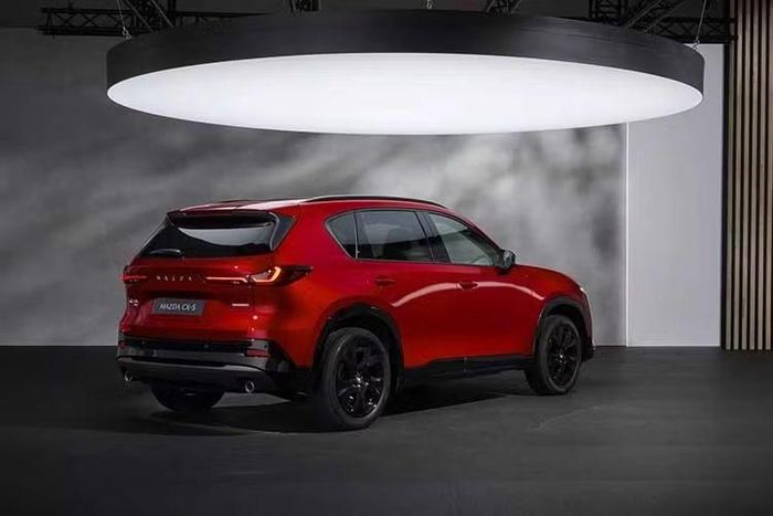 Ra mắt toàn cầu tại châu Âu từ tháng 7/2025, CX-5 thế hệ mới thay đổi đáng kể về diện mạo. Xe được trang bị máy xăng 2.5L hút khí tự nhiên, sản sinh công suất 140 mã lực và mô-men xoắn cực đại 238 Nm. Động cơ này đi cùng hệ thống mild-hybrid 24V sử dụng mô-tơ điện hỗ trợ, hộp số tự động 6 cấp và hệ dẫn động cầu trước. Xe vẫn được cung cấp tùy chọn động cơ xăng 2.5L thông thường.