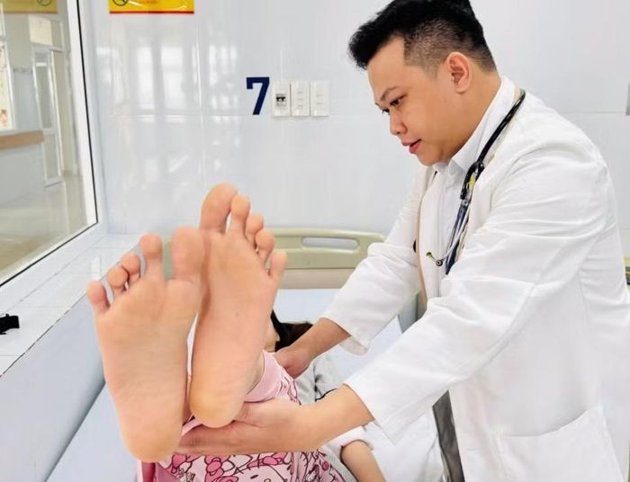 Kiểm tra tình trạng co giật của bệnh nhân - Ảnh BVCC