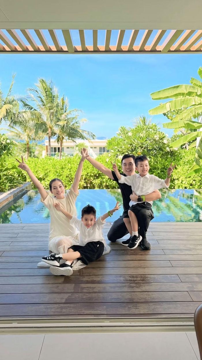 Mickey và Jerry là hai con trai đầu lòng của Dương Khắc Linh - Lưu Ngọc Duyên. Nói về sự xuất hiện của hai thành viên mới, anh viết: “Từ nay, hai anh đã có thêm hai cô em gái để cùng lớn lên, cùng chơi và cùng chia sẻ thật nhiều kỷ niệm”. Ảnh: FB Dương Khắc Linh.