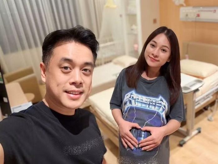 Nhắc lại lần đầu làm bố cách đây sáu năm, Dương Khắc Linh chia sẻ: “Lúc đó cứ nghĩ như vậy là quá vui, quá hạnh phúc rồi”. Nam nhạc sĩ hài hước nói không ngờ sáu năm sau, gia đình tiếp tục đón “hai cô công chúa nhỏ”. Ảnh: FB Dương Khắc Linh.