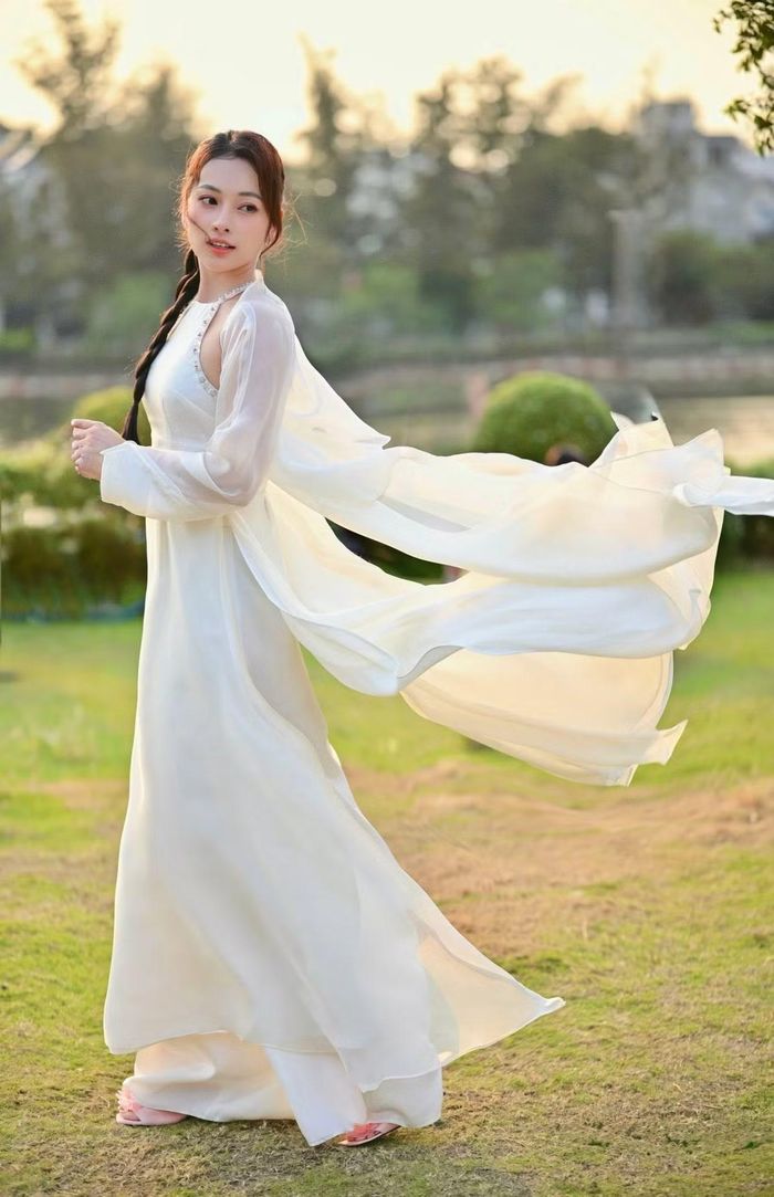 Lưu Ngọc Duyên sở hữu gương mặt thanh tú, đường nét hài hòa. Trong tà áo dài trắng, cô chọn kiểu tóc tết, trang điểm nhẹ, làm nổi bật vẻ dịu dàng, nữ tính. Ảnh: FB Lưu Ngọc Duyên.
