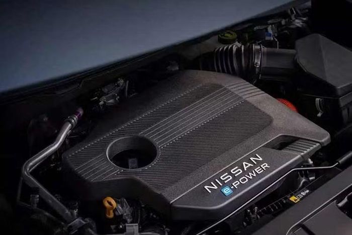 Mẫu SUV này cũng được trang bị hệ dẫn động 4 bánh toàn thời gian AWD và hệ thống phanh tái sinh e-Pedal với công nghệ Smooth Stop. Nissan ước tính mức tiêu thụ nhiên liệu đạt 6,18 lít/100 km trên đường hỗn hợp, thấp hơn mức 7,3 lít/100 km của X-Trail sử dụng động cơ đốt trong nhưng vẫn chưa sánh được với mức 5,6 lít/100 km chính thức của Toyota RAV4 Hybrid AWD.