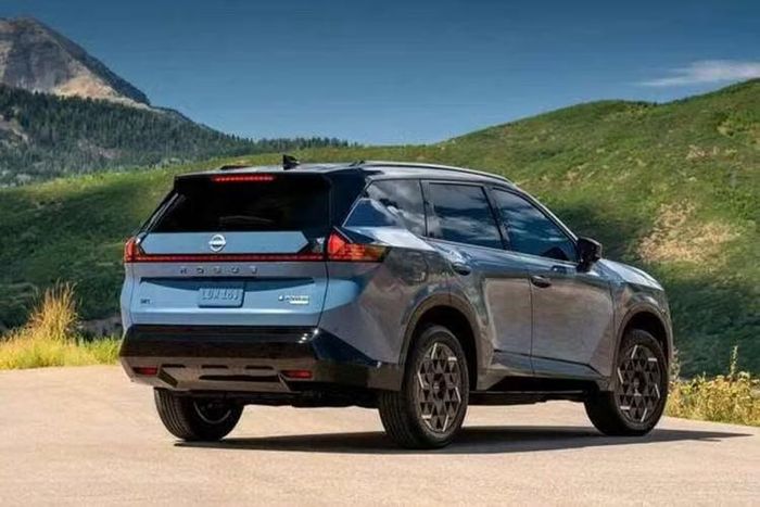 Bảng màu ngoại thất của mẫu SUV cỡ C này gồm 8 màu đơn và 2 tùy chọn phối hai tông màu, trong đó có màu xanh dương Horizon Blue Pearl Metallic mới. Nissan X-Trail Hybrid 2027 sở hữu chiều dài 4.651 mm, chiều dài cơ sở 2.705 mm và khoảng sáng gầm từ 213-216 mm, tùy phiên bản.