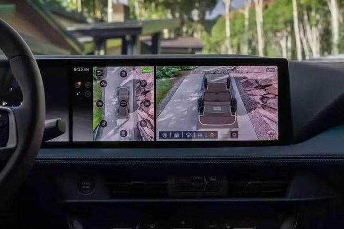 Các nhà thiết kế của Nissan đã bổ sung cụm nút bấm vật lý để chỉnh điều hòa trên bảng điều khiển trung tâm cùng sạc không dây từ tính Qi2 công suất 15 W. Tùy theo phiên bản, xe sẽ được trang bị 1 hoặc 2 sạc điện thoại không dây.