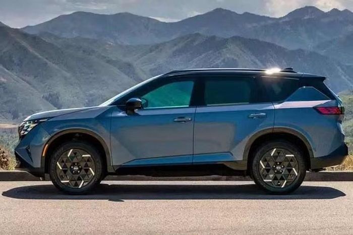 Thiết kế của mẫu xe SUV Nissan X-Trail Hybrid 2027 đã được hé lộ vào tháng 4 thông qua những hình ảnh dựng bằng máy tính. Giờ đây, chúng ta đã có đầy đủ hình ảnh thực tế về ngoại thất và nội thất của mẫu SUV cỡ C này. Kiểu dáng tổng thể và kích thước của thân xe được kế thừa từ phiên bản dùng động cơ đốt trong.