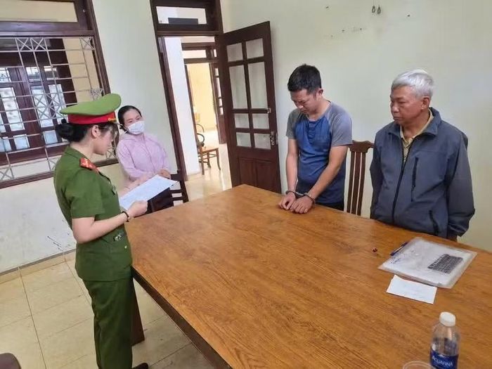 Đối tượng Nguyên (thứ 2 từ phải sang) bị bắt tạm giam. Ảnh: Công An Gia Lai