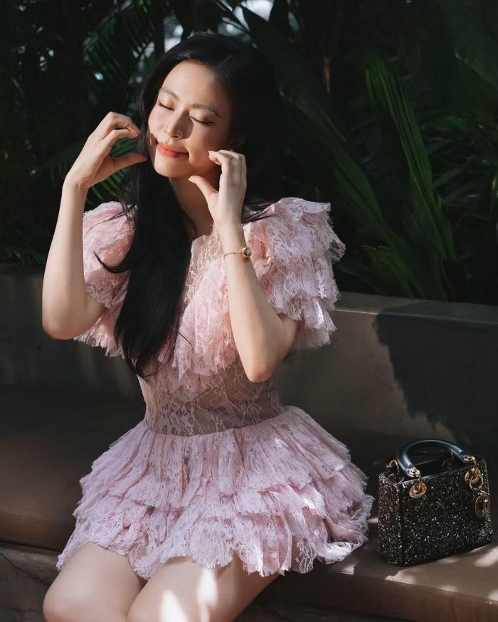 Bên cạnh gương mặt trẻ trung, vóc dáng của Hoàng Thùy Linh cũng là điểm được người hâm mộ quan tâm. Nữ ca sĩ duy trì hình thể cân đối, đặc biệt gây chú ý với đôi chân thon gọn khi diện những trang phục ngắn. Ảnh: FB Hoàng Thuỳ Linh