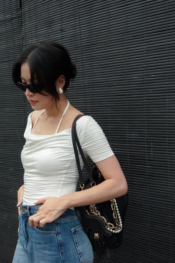 Mỗi khoảnh khắc được nữ ca sĩ chia sẻ đều dễ dàng nhận được sự quan tâm và những lời khen về diện mạo. Ảnh: FB Hoàng Thuỳ Linh
