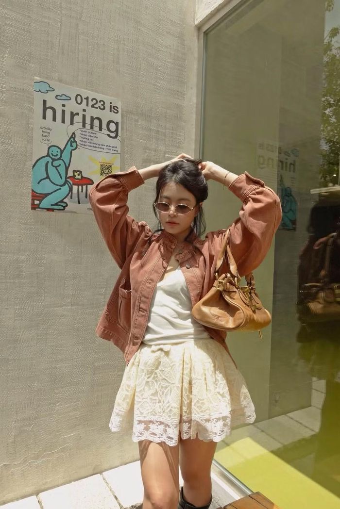 Những hình ảnh giản dị khi không xuất hiện trên sân khấu phần nào cho thấy diện mạo đời thường của nữ ca sĩ. Nét đẹp nhẹ nhàng cùng phong cách trẻ trung giúp Hoàng Thùy Linh nhận được nhiều lời khen từ khán giả. Ảnh: FB Hoàng Thuỳ Linh