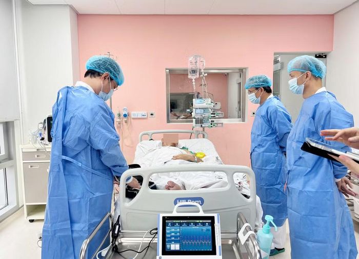 Các bác sĩ thăm khám và động viên người bệnh