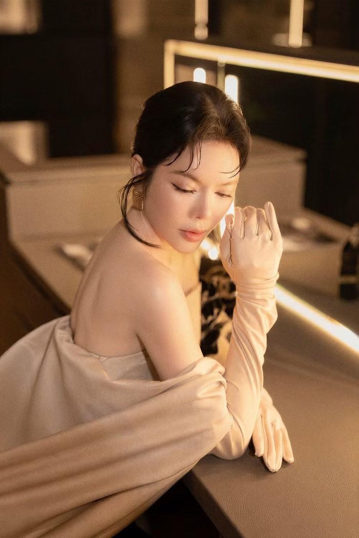 “Ngay từ đầu, tôi định hướng mình là một doanh nhân và chuyên về bất động sản. Sau đó tôi bén duyên với nghệ thuật nên được khán giả biết đến nhiều hơn với hình ảnh nghệ sĩ”, Lý Nhã Kỳ chia sẻ.