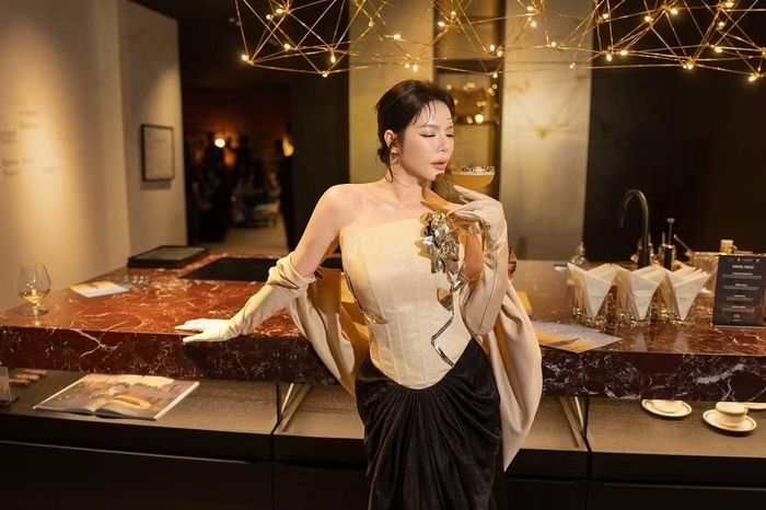 Sau giai đoạn đầu, hoạt động kinh doanh được mở rộng sang đầu tư và phát triển quỹ đất. Bất động sản vì thế trở thành một lĩnh vực được cô theo đuổi trong nhiều năm, bên cạnh những hoạt động liên quan đến nghệ thuật, thời trang và phong cách sống.