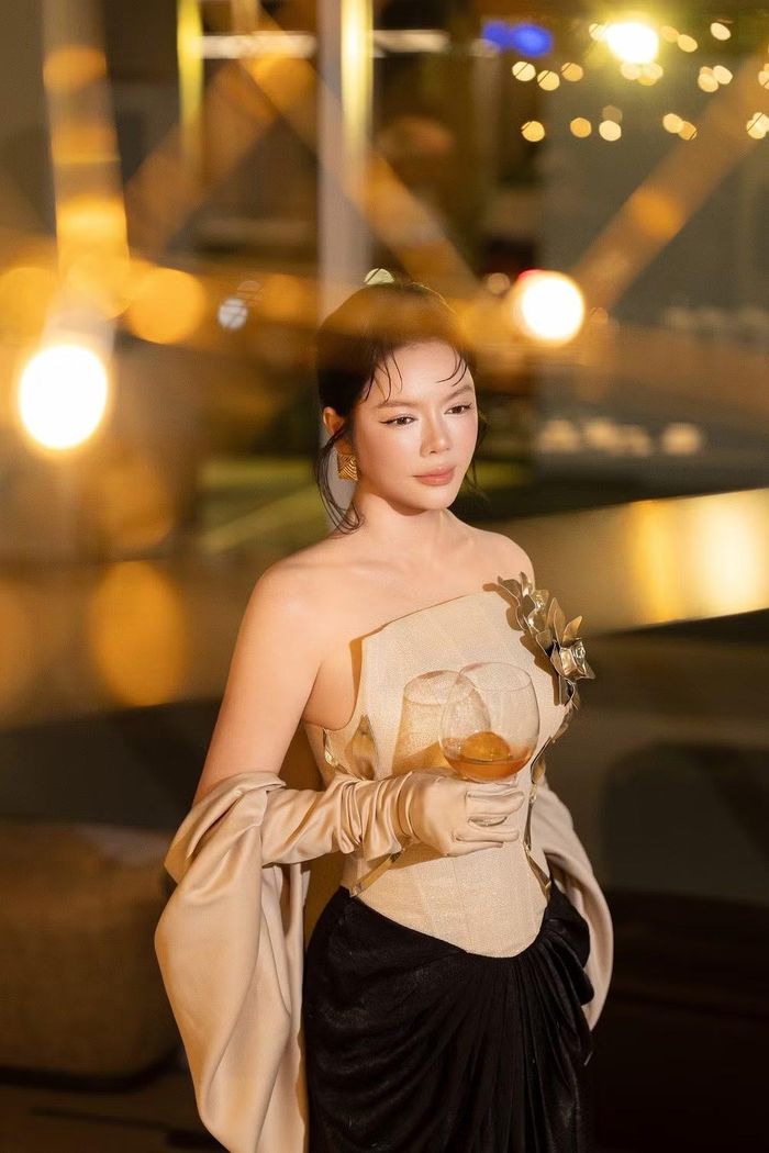 Lý Nhã Kỳ kể thời gian đầu, cô bắt đầu bằng việc mua những căn nhà, sau đó thiết kế, xây dựng, cải tạo và bán lại.