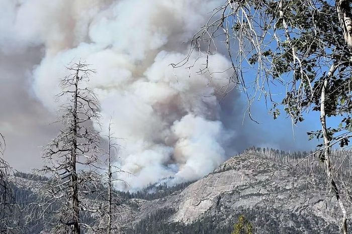 Đám cháy Dome bùng phát tại Vườn quốc gia Yosemite vào ngày 15/9/2026. Ảnh: NPS/AP.