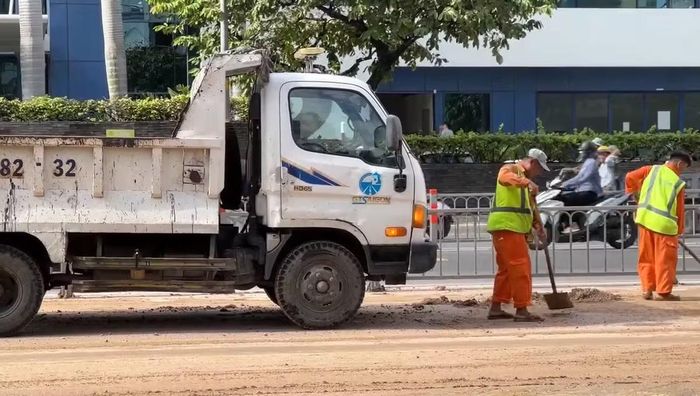 Sau sự cố cơ quan chức năng đã phong tỏa đoạn đường rơi vãi bùn đất để khắc phục