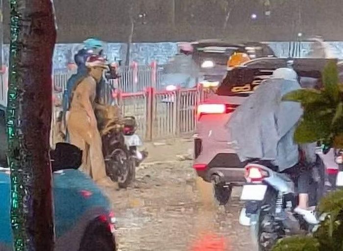 Nhiều người lấm lem bùn đất sau khi té nhào trên đường Cộng Hòa