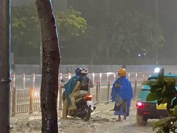 Sự cố khiến nhiều người đi xe máy ngã nhào trên đường
