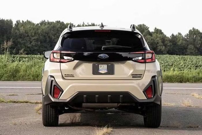 Subaru Impreza và Crosstrek 2027 hiện đã được mở bán tại thị trường Nhật Bản. Impreza Smart Edition có giá từ 2.865.500-3.135.000 Yên (khoảng 573-627 triệu đồng). Con số tương ứng của Subaru Crosstrek S:HEV 2027 là 3.833.500-4.053.500 Yên (khoảng 767-811 triệu đồng).