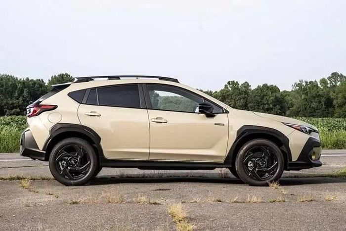 Cụ thể hơn, Subaru Crosstrek 2027 hiện chỉ được cung cấp với hệ truyền động e-Boxer S:HEV, cho tổng công suất 194 mã lực. Hệ truyền động này sử dụng công nghệ có nguồn gốc từ Toyota, kết hợp động cơ Boxer 4 xi-lanh, dung tích 2.5L, hai mô-tơ điện, hộp số tự động eCVT và hệ dẫn động 4 bánh toàn thời gian Symmetrical AWD của Subaru.