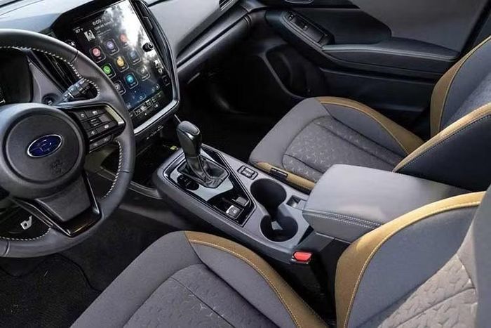 Riêng Subaru Crosstrek 2027 bản Premium EX có bảng đồng hồ kỹ thuật số 12,3 inch, hệ thống định vị tiêu chuẩn và gói hỗ trợ lái EyeSight X ADAS. Hệ thống âm thanh Harman Kardon là trang bị tùy chọn của bản Premium EX.