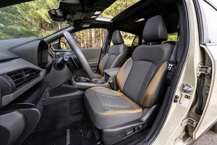 Trái ngược với Crosstrek, Subaru Impreza 2027 lại đánh mất tùy chọn động cơ mild hybrid. Phiên bản 2027 chỉ sử dụng động cơ xăng 4 xi-lanh, hút khí tự nhiên, dung tích 2.0L thông thường, cho công suất tối đa 152 mã lực. Động cơ này chỉ kết hợp với hộp số tự động biến thiên vô cấp CVT Lineartronic, truyền sức mạnh tới cầu trước hoặc cả bốn bánh.