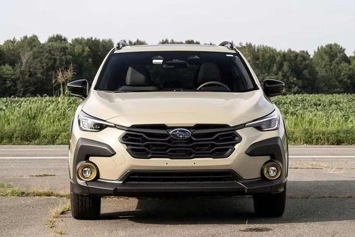 Subaru Crosstrek đang bán tại Việt Nam vốn được nhập khẩu nguyên chiếc từ Nhật Bản đồng thời có cả phiên bản máy xăng và hybrid. Hiện chưa rõ sự thay đổi của Crosstrek 2027 tại Nhật Bản có ảnh hưởng đến xe ở Việt Nam trong thời gian tới hay không.