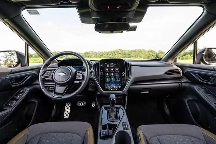 Sự biến mất của động cơ xăng cũng khiến danh mục phiên bản của Subaru Crosstrek 2027 tại thị trường Nhật Bản bị rút gọn xuống còn 2 lựa chọn là Premium S:HEV và Premium S:HEV EX. Bản Premium được trang bị ghế chỉnh điện và vô lăng có sưởi tiêu chuẩn. Trong khi đó, Subaru bổ sung hệ thống định vị như trang bị tùy chọn cho bản này.