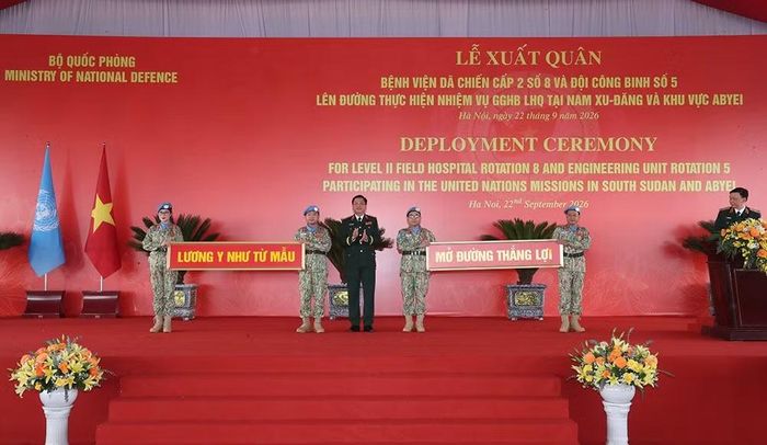 Thượng tướng Nguyễn Trường Thắng trao khẩu hiệu và quà của Bộ Quốc phòng tặng hai đơn vị.