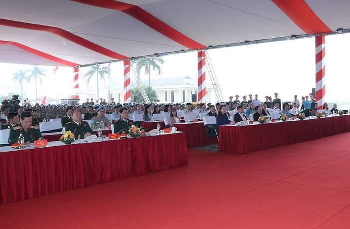 Các đại biểu dự buổi lễ.