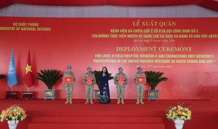 Phó Chủ tịch nước Võ Thị Ánh Xuân trao Quốc kỳ, quyết định cử đi thực hiện nhiệm vụ GGHB Liên Hợp Quốc cho hai đơn vị.
