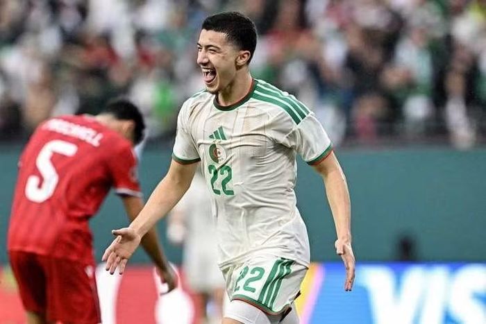 Từng khoác áo các đội trẻ Đức, anh sau đó lựa chọn khoác áo đội tuyển Algeria.