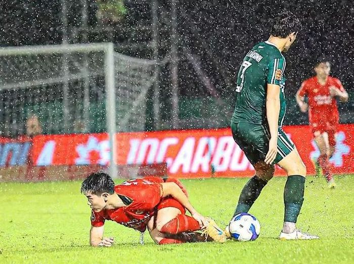 Trung vệ Huỳnh Tấn Sinh đứng trước nguy cơ bị phạt nguội khi liên tiếp đá vào chân tiền đạo Nguyễn Đình Bắc trong trận CLB Đồng Nai gặp CLB Công an Hà Nội. Ảnh: CLB Công an Hà Nội.
