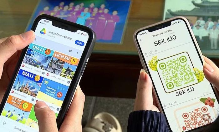 Học sinh chủ động tra cứu tài liệu học tập qua thiết bị thông minh.