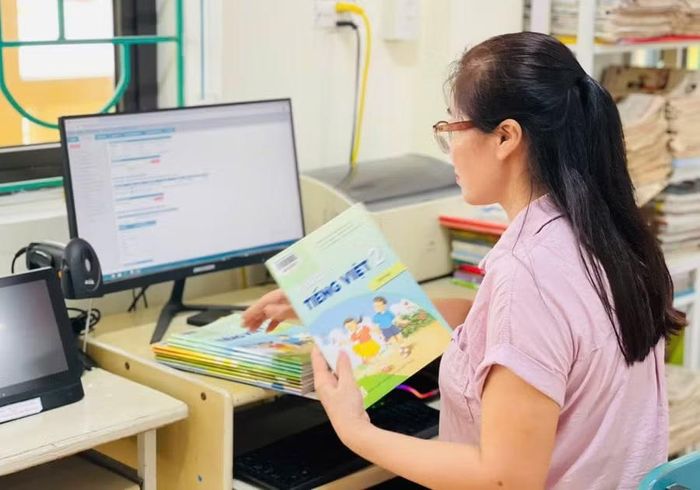 Cán bộ thư viện cập nhật, quản lý thông tin sách trên phần mềm chuyên dụng.