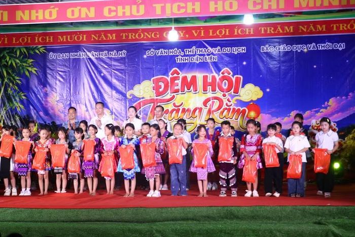 Đại diện lãnh đạo Sở VHTT&DL tỉnh Điện Biên cùng Báo GGD&TĐ trao quà cho học sinh.