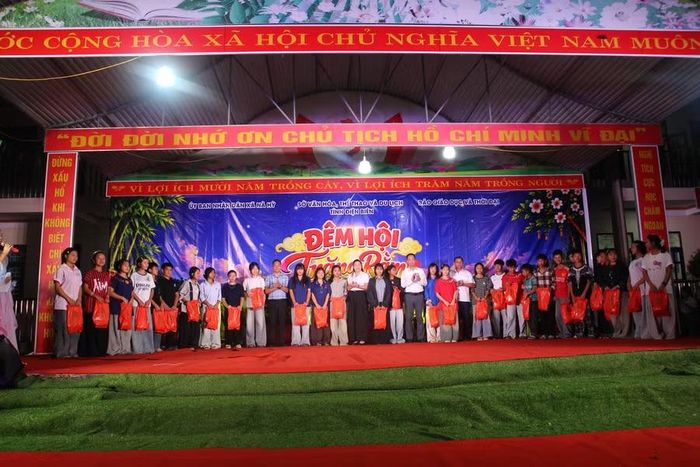 Đại diện lãnh đạo Sở VHTT&DL tỉnh Điện Biên, Báo Giáo dục và Thời đại cùng cấp ủy, chính quyền xã Nà Hỳ trao tặng quà cho học sinh Trường PTDTBT THCS Nà Hỳ.