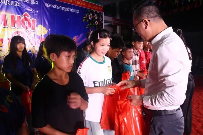 Ông Trần Hải Hà trao quà động viên học sinh.