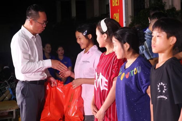 Ông Trần Hải Hà - Giám đốc Sở Văn hóa, Thể thao và Du lịch tỉnh Điện Biên thăm hỏi và trao quà cho học sinh Trường PTDTBT THCS Nà Hỳ.