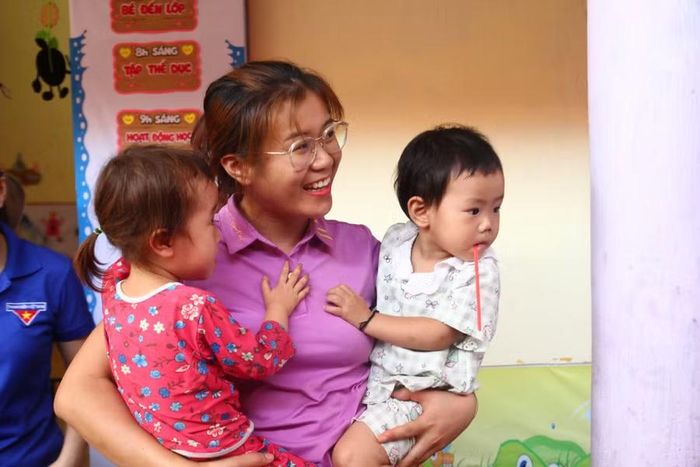 Niềm vui của cô trò Trường Mầm non Nà Hỳ.