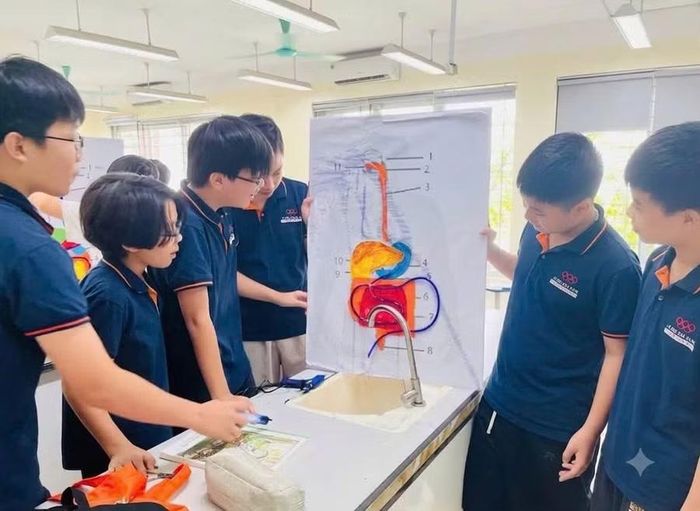 Trường THCS Chu Văn An không phải dạy cho học sinh nhiều kiến thức, mà hướng trang bị khả năng tự đặt câu hỏi, tìm kiếm. Ảnh NTCC.