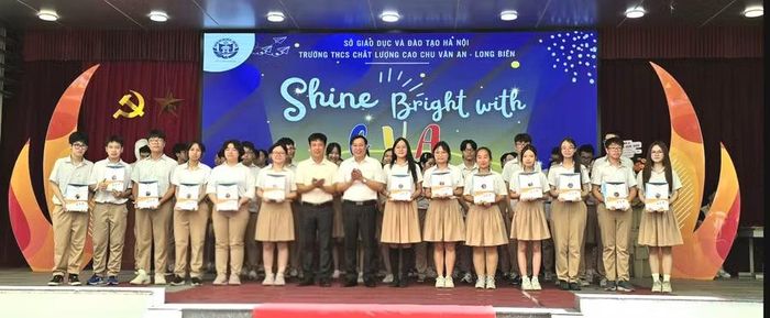 Ông Nguyễn Anh Tuấn (thứ 8 từ phải sang) – Hiệu trưởng Trường THCS Chu Văn An cùng học trò. Ảnh NTCC.