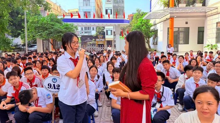 Học sinh Trường TH & THCS Lý Thường Kiệt đặt câu hỏi cho khách mời đến trường. Ảnh NT.
