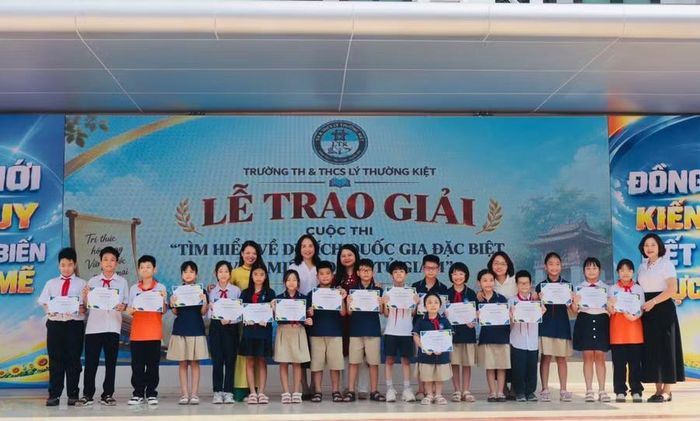 Rất nhiều học sinh hào hứng tham gia Cuộc thi tìm hiểu Văn Miếu. Ảnh NT.